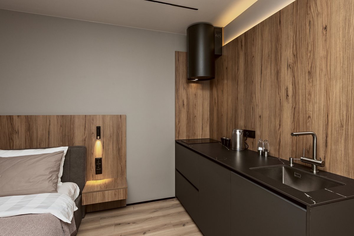 Kitchenette with induction hob, kettle and everything for breakfast